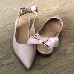 Asos - closed toe sandals with a bow